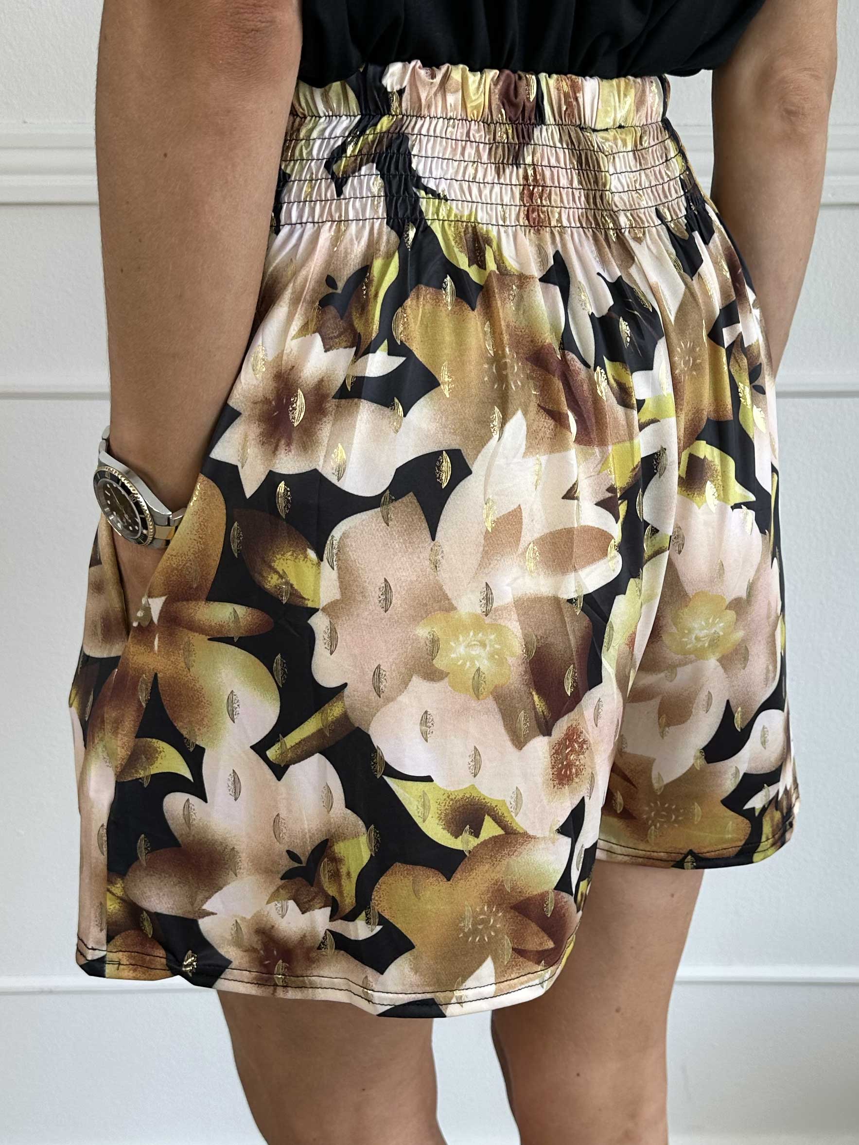 Pams Sweet Flower Shorts - Shorts i stretchigt tyg med resår i nederkanten